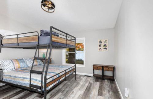 Lakefront Home with Dock Firepit & Private Deck - Foto 9