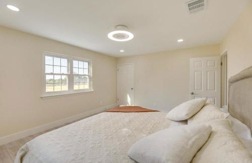 Remodeled Farmhouse on 18 Acres 8 Mi to Elgin! - Foto 14