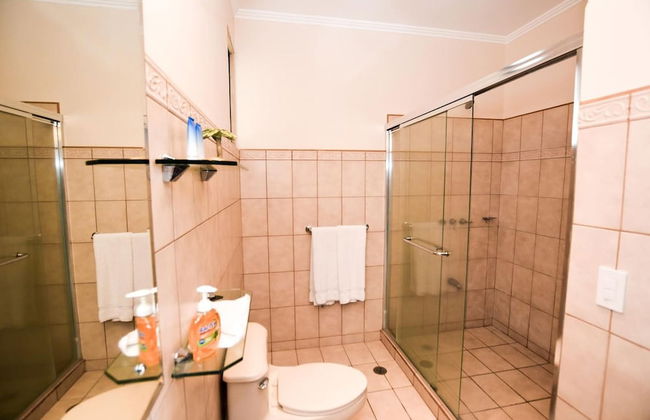 Fifth-Floor Condo with Breathtaking Ocean Views, Stylish Interior & Prime Location Near Flamingo Beach - Foto 22