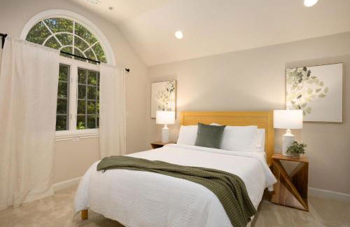 Cascadia Family Mansion, Hot Tub, Game Room, Gym! - Foto 33