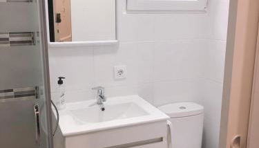 Fantástico Apartamento en el centro de Blanes y a 150mts de la Playa - Photo 5