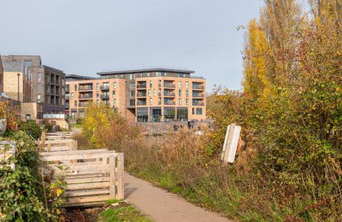 Modern Canal-Side Apartment in Milton Keynes - Photo 2