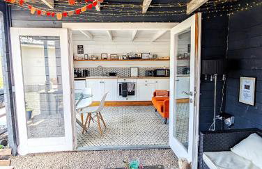 Rural Private Lodge - With Hot Tub - Outdoor Kitchen and Covered Lounge for Two - Foto 14