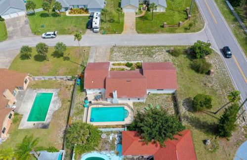 Large pool home and blocks away from the beach - Foto 22