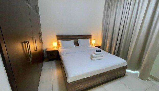 OYO HOME 1384 Luxrious 1 BHK With Balcon - Foto 3, Habitación