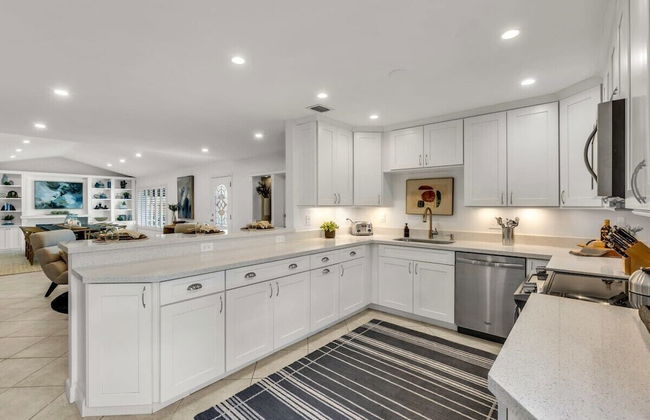 New Waterfront Oasis, Minutes to Beach, Eats, Shops - Foto 8