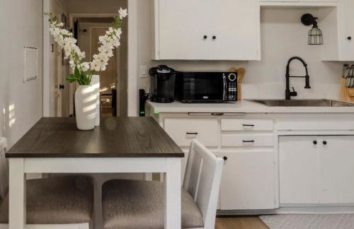 Relaxing Cozy Back House with Backyard - Foto 29