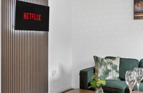 City Centre 2BR Apt with Balcony Access and Free Parking - Foto 25