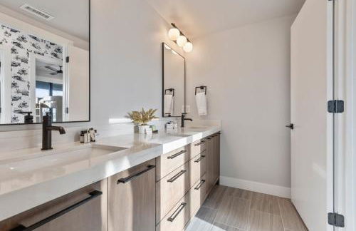 Mountain House PC, Snowy Lake Views Private Hot Tub, New Build, Jordanelle Lake! - Foto 15