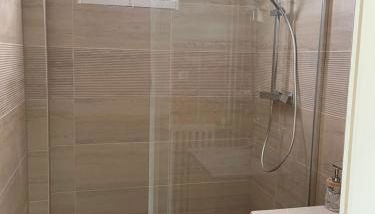 Appartement à 2km du circuit, proche tram, accès direct du circuit en tram en 5 mn - Foto 4, Shower