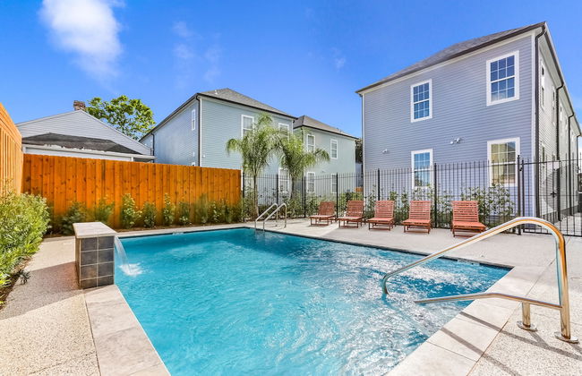 Chic 4 BR Condo - Large Pool - Perfect Location - Photo 32