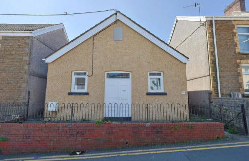 Modern 3 Bed - M4 ACCESS - Wi-Fi - Photo 45