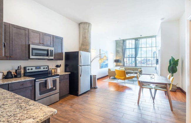 Sosuite 2BR Penthouse w W D Gym On-site Bar - Photo 9