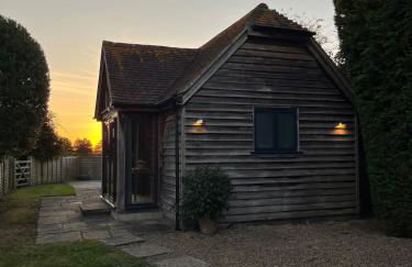 The Acorn Goodwood luxury lodge house 10 minute walk from Goodwood Festival of Speed - Foto 28