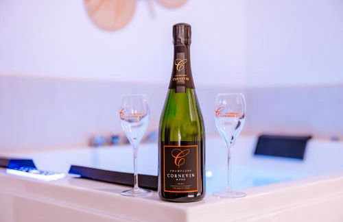 Suite Bali de 45m2 - Idéal couple - Chambre séparée - Jacuzzi baignoire balnéo - Sauna - Clim réversible - Netflix - Piscine accès partagé avec la petite copro - Bouteille de champagne offerte dès 2 nuits - Foto 10