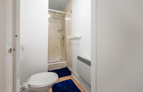 2 Bed Chalet - Sleeps 3 - River and mountain views - Foto 8