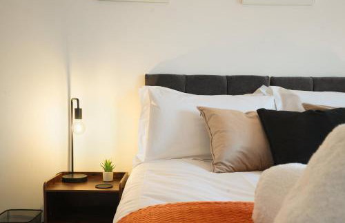 The Lodge - comfortable, stylish, 3 bedroom home with 3-6 beds near Utilita Arena - free parking - Photo 17