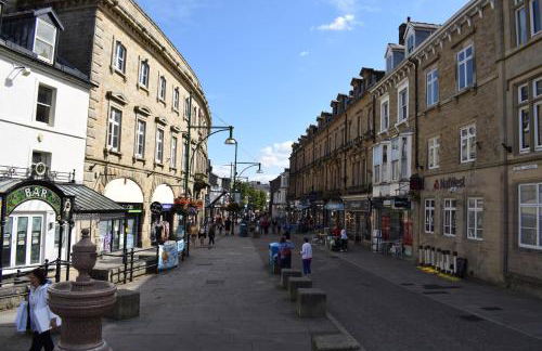 The Buxton Retreat A Luxurious 3-Storey Townhouse with Four Poster Bed and Double Jacuzzi Bath" - Photo 37