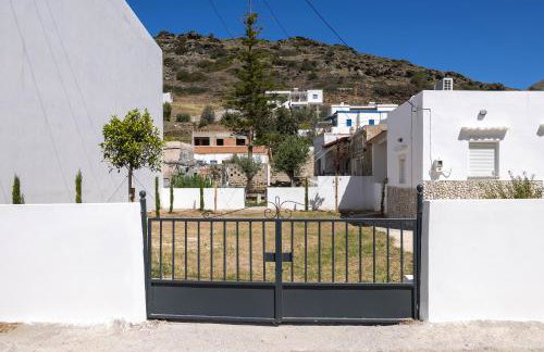 Salty Beach Cottage, 20m from Kini Beach - Foto 26