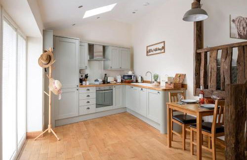 GORSE BARN - A cosy barn conversion in North Wales with a log burner - Photo 10