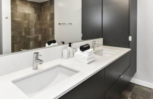 Comfy 2BR Oasis with Scenic Rooftop & Gym - Foto 51