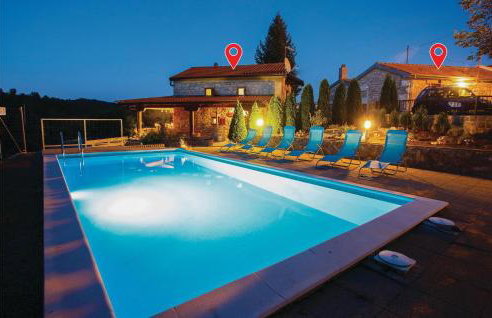 Stunning Home In Jurdani With Wifi - Photo 1