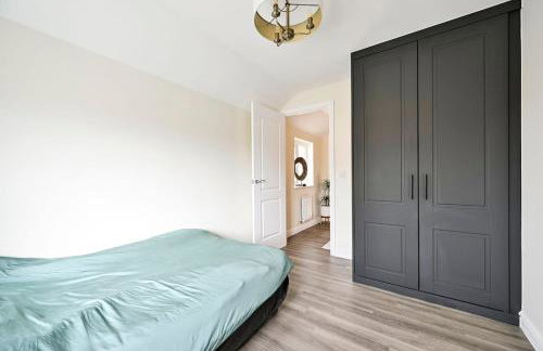 Premium 3 Bed Residence w Garden and Parking - Foto 3