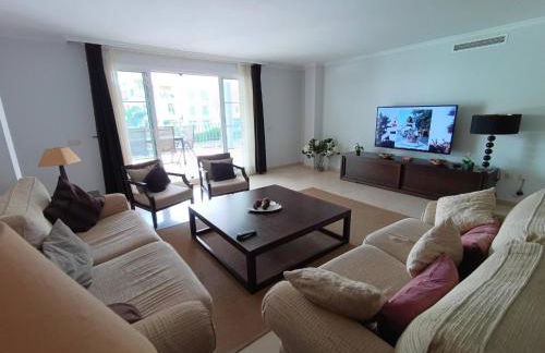 Charming 3 Bedroom Apartment in Puerto Sotogrande - Foto 2
