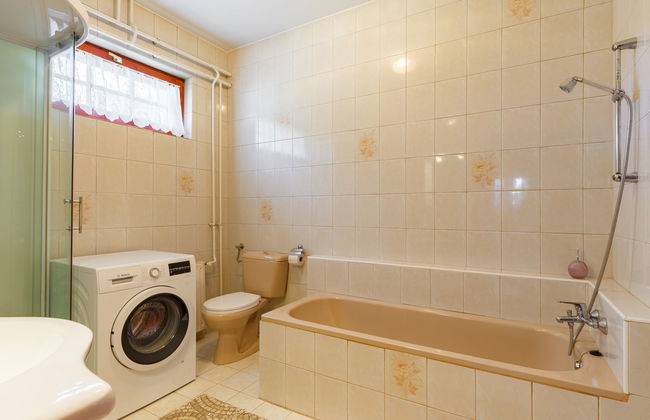 5 bedroom House in Siófok with private pool and garden - Photo 19