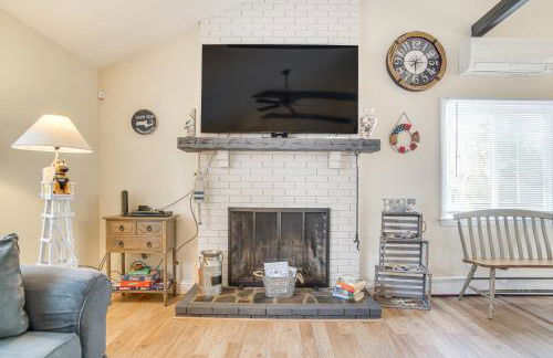 Backyard Chilling Cape Cod Home Steps to Beach - Foto 6