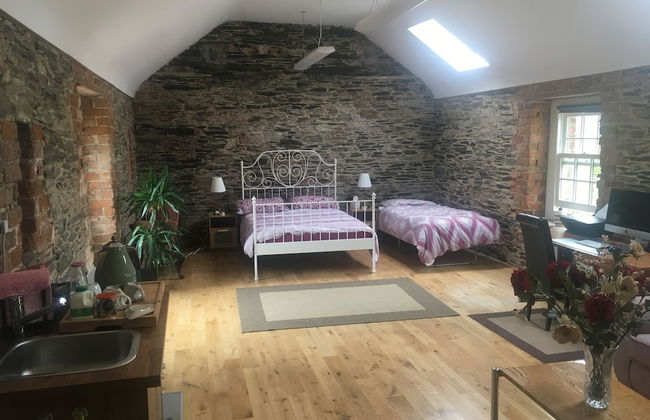 Period Coachhouse on organic farm - Photo 2