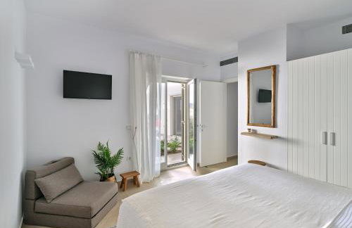 Private Luxury Scarlet beachfront villa, Molos, Paros - Photo 34