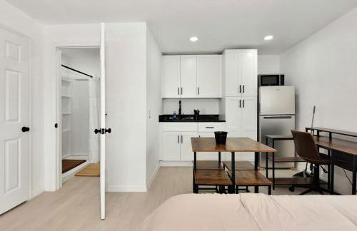 Modern King Suite #12 - Steps to Beach - Foto 6