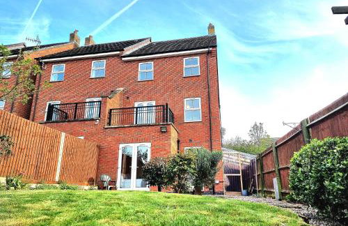 Spacious 4 Bed Family Home with Private Garden & Free Parking - Hamilton - Foto 12