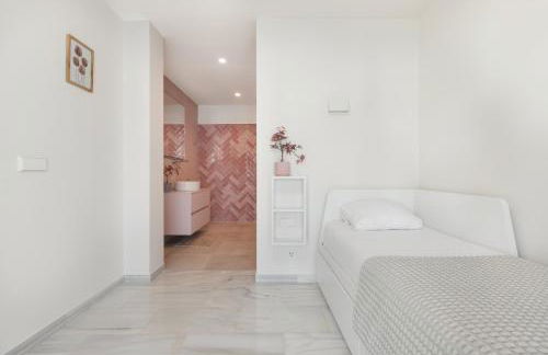 Luxurious And Modern Family Home - Photo 30