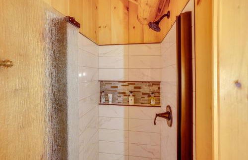 Elegant Hudson Valley Retreat with Hot Tub and Pond - Foto 25