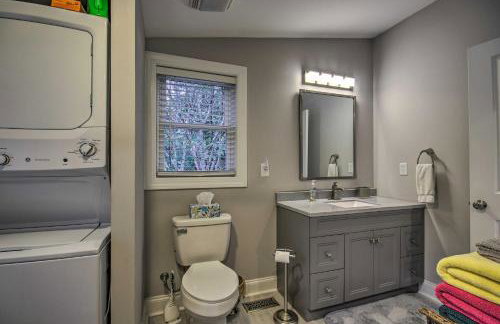 Waterfront Greenwood Getaway with Deck and Grill! - Foto 14