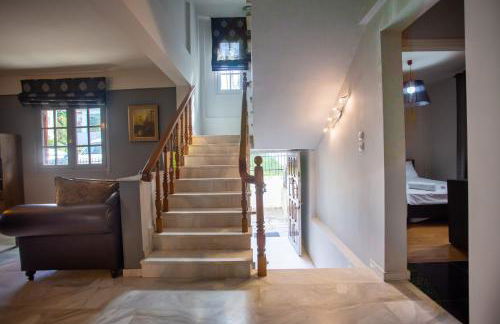 Τraditional fully detached villa on a luxurious hillock of Thessaloniki with its own garden also for family & wedding gatherings for 10 to 25 people only 15 minutes from airport - Foto 38