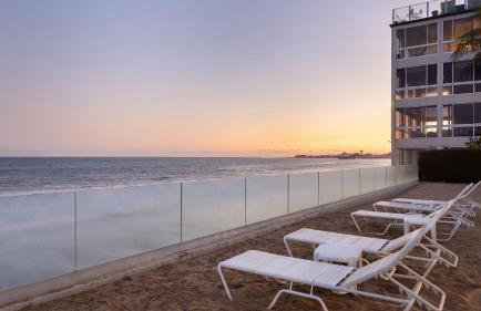 Oceanfront Gem w Balcony Pool Hot Tub Carbon Beach Access Bluewater Haven by AvantStay - Photo 26