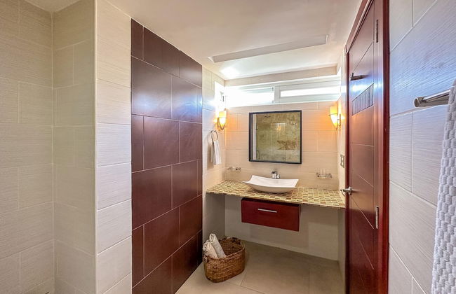 Incredible 3 BR Penthouse w BBQ Jacuzzi - Photo 18