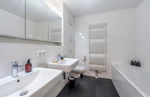 EXQUIS 2BR Design Apartment LOUIS I Parking I Balcony I Mercedes-Benz I Family-friendly - Foto 15