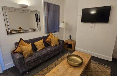 Stylish 4 Bed for long and short term stays - Photo 14