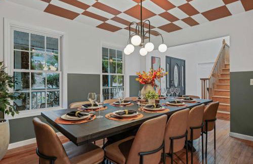 Newly Renovated Luxe Home near Asheville | Pool, Hot Tub, Theater & Games! - Foto 18