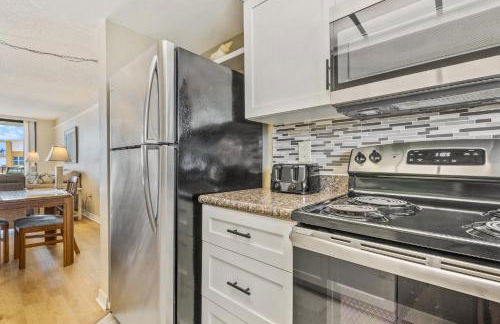 Ocean View with a beachfront pool at Ocean Trillium Condo ~ 702 - Foto 9