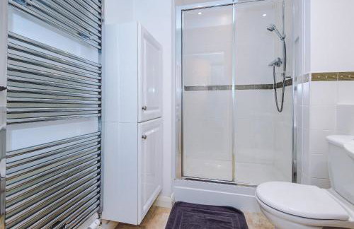 Sleek 2BR Altrincham Home Parking Near Station - Foto 43