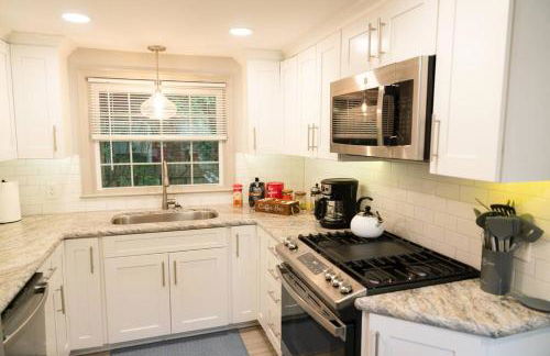 5-star Renovated 3BR Home & Backyard Deck near SU & Hospitals - Foto 55