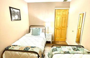 Vintage, Mid-Century Suite above Antique Store - Foto 14