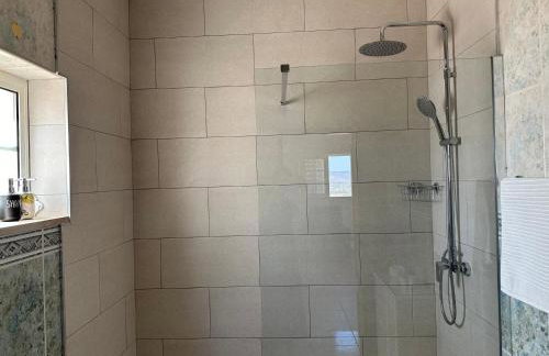 BnB Homes Luxurious Villa Stardust with Swimming pool & BBQ for Family Fun - Foto 57