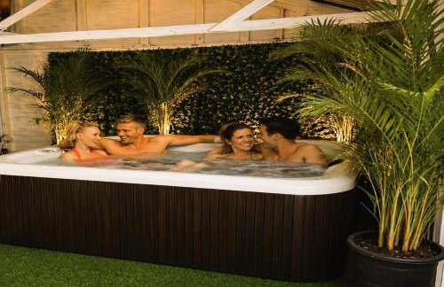 Coastal Home - Hot Tub, Walk to Beach, Strand, Cruise - Sleeps 10 - Foto 2