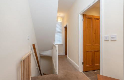 Sleeps 5 - 3 Bedrooms - walk to the square hosted Happy Valley cast - Foto 26